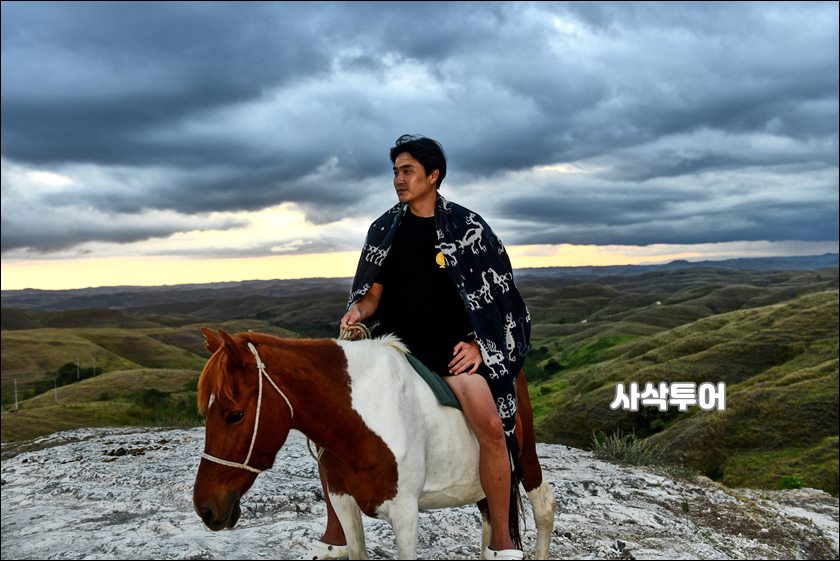 숨바의 겹겹이 이어지는 언덕 풍경