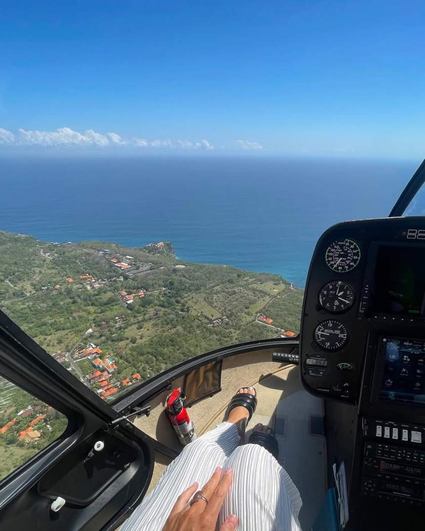 Hello Monday! Take your front seat and enjoy amazing views from our brand new Robinson R-66.jpg