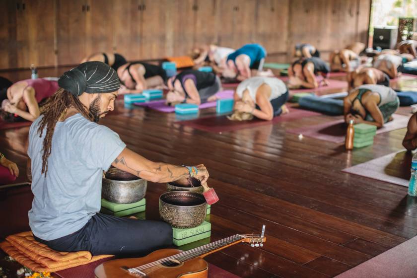 요가반YogaBarn-class-with-Carlos.jpg