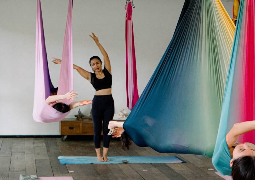 발리요가사마디Flying high and finding balance ✨Let’s defy gravity and flow in Aerial yoga class with Adnya