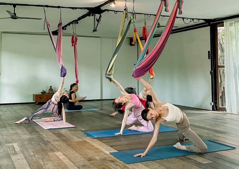 발리요가사마디Flying high and finding balance ✨Let’s defy gravity and flow in Aerial yoga class with Adnya