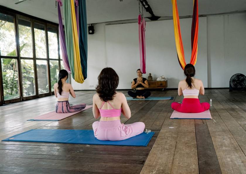 발리요가사마디Flying high and finding balance ✨Let’s defy gravity and flow in Aerial yoga class with Adnya
